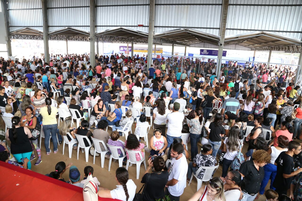 Uma multidão aguarda a chance de receber a bênção de Padre Marcelo (Foto: Ricardo Fernandes/JF)